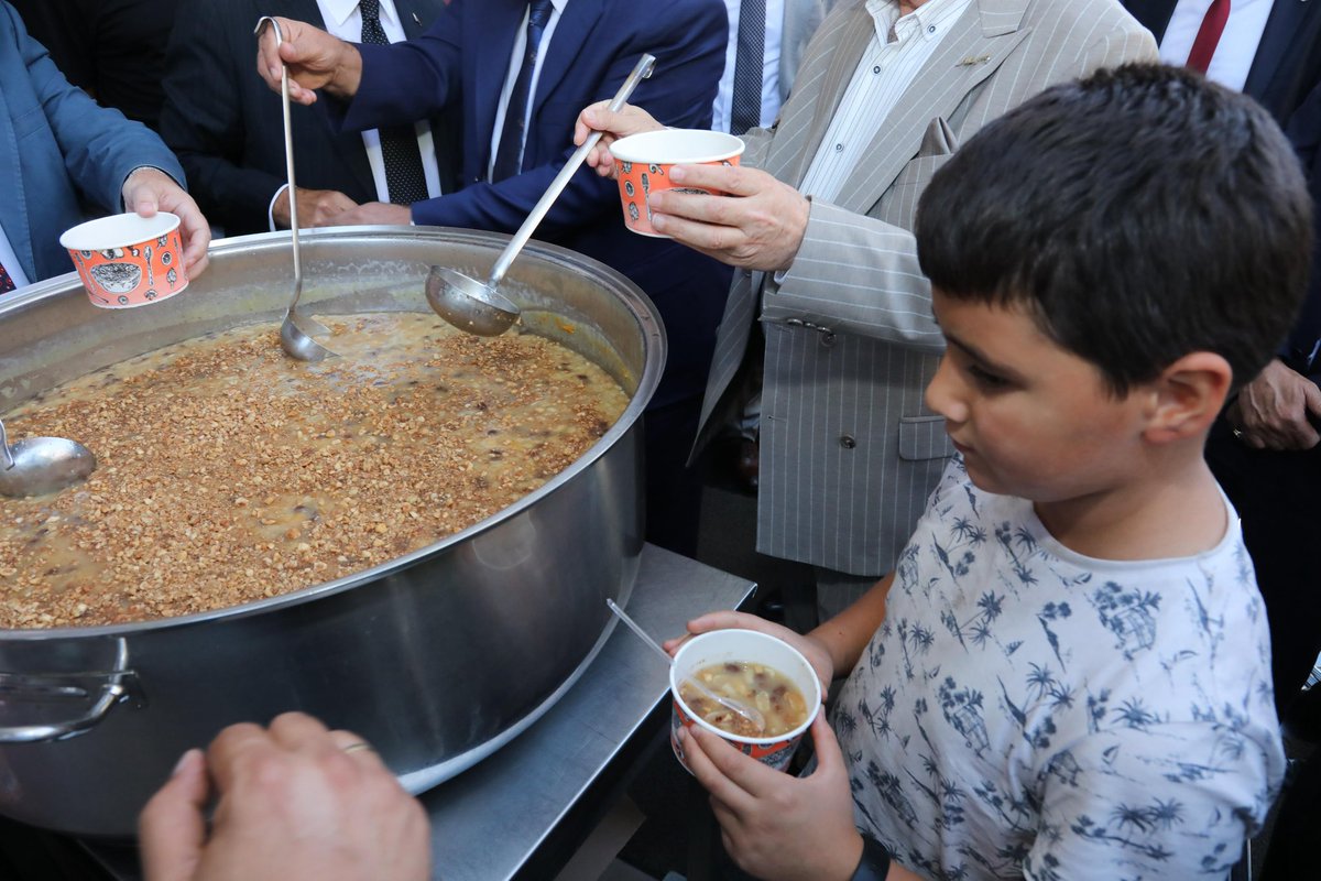 Farklı tatların aynı kazanda buluştuğu, gönüllerin paylaşmayla güzelleştiği Muharrem Ayı'nın Aşure Günü; birlik, dayanışma ve hoşgörünün en güzel simgesidir.

Bu mübarek günde Türkiye Kamu-Sen teşkilatlarımızla ve vatandaşlarımızla genel merkez binamızın önünde bir araya geldik.