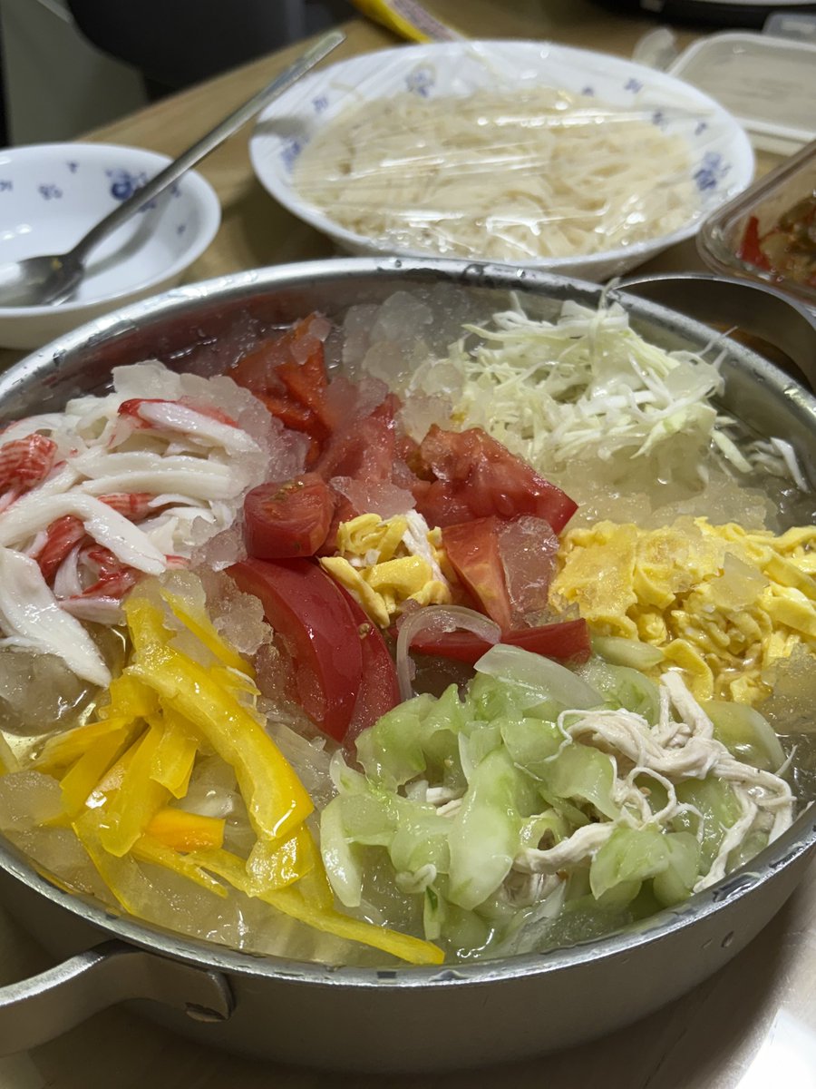 더운 여름 초계탕으로 시원하게..
닭한마리로 삶아 뼈바르는거 되게 일이라.. 간단하게 달 가슴살만으로 삶아서 쪽쪽 찢어서 오이.양파 초절임하고 양배추.파프리카. 게맛살 가늘게 준비.달걀지단. 그리고 육수는 냉면동치미육수로!!!  ㅋㅋㅋㅋ

맛있게 잘 먹었습니다.