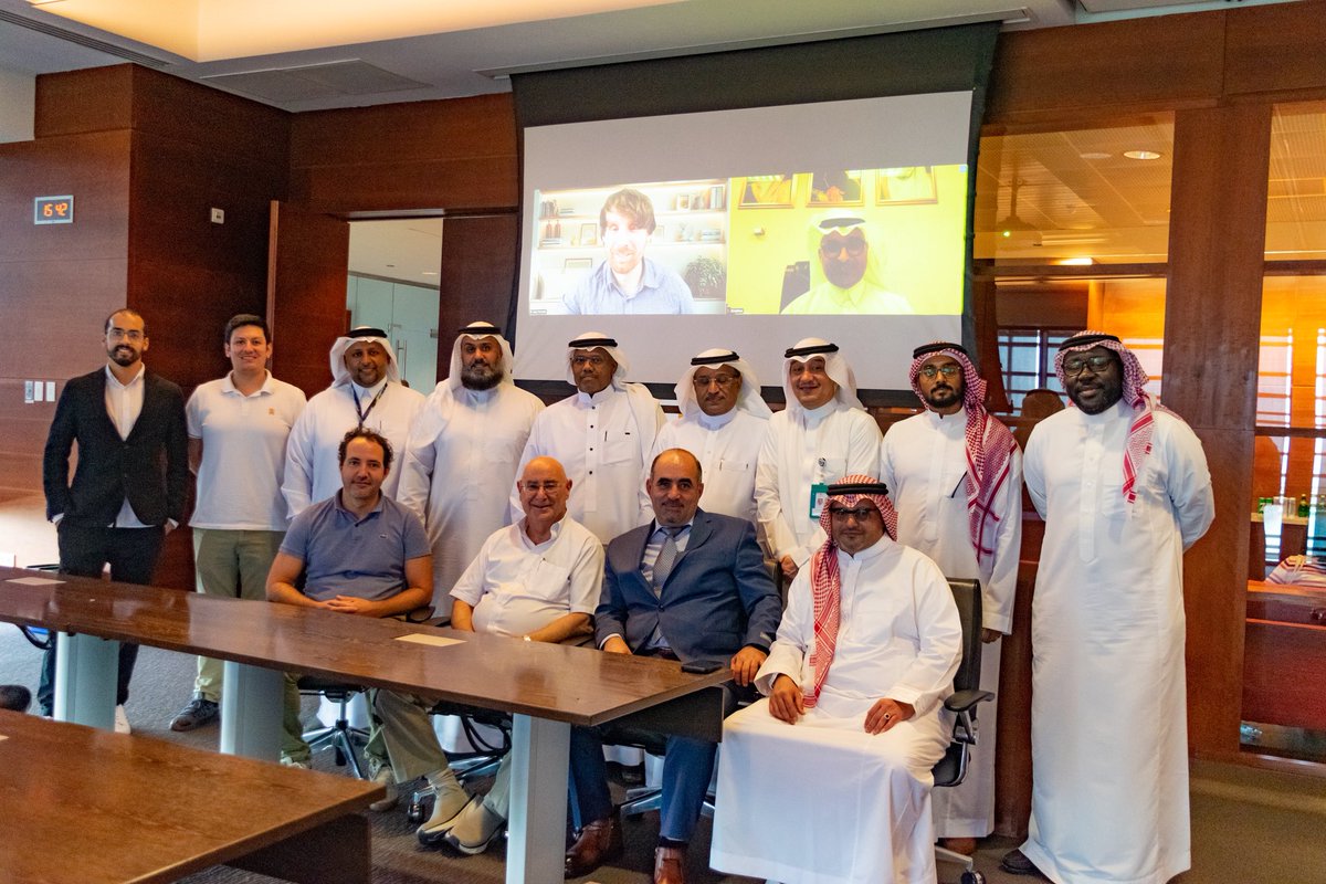 ضمن مبادرات الشراكة والتعاون العلمي بين #هيئة_المساحة_الجيولوجية_السعودية 
وجامعة الملك عبدالله للعلوم والتقنية <a href="/KAUST_NewsAR/">كاوست</a> تم عقد ورشة عمل مشتركة بين الجانبين بعنوان مستقبل الاستكشاف المعدني في البحر الاحمر وساحله، بهدف تعزيز المعرفة وتبادل الأفكار والمستجدات ذات العلاقة.