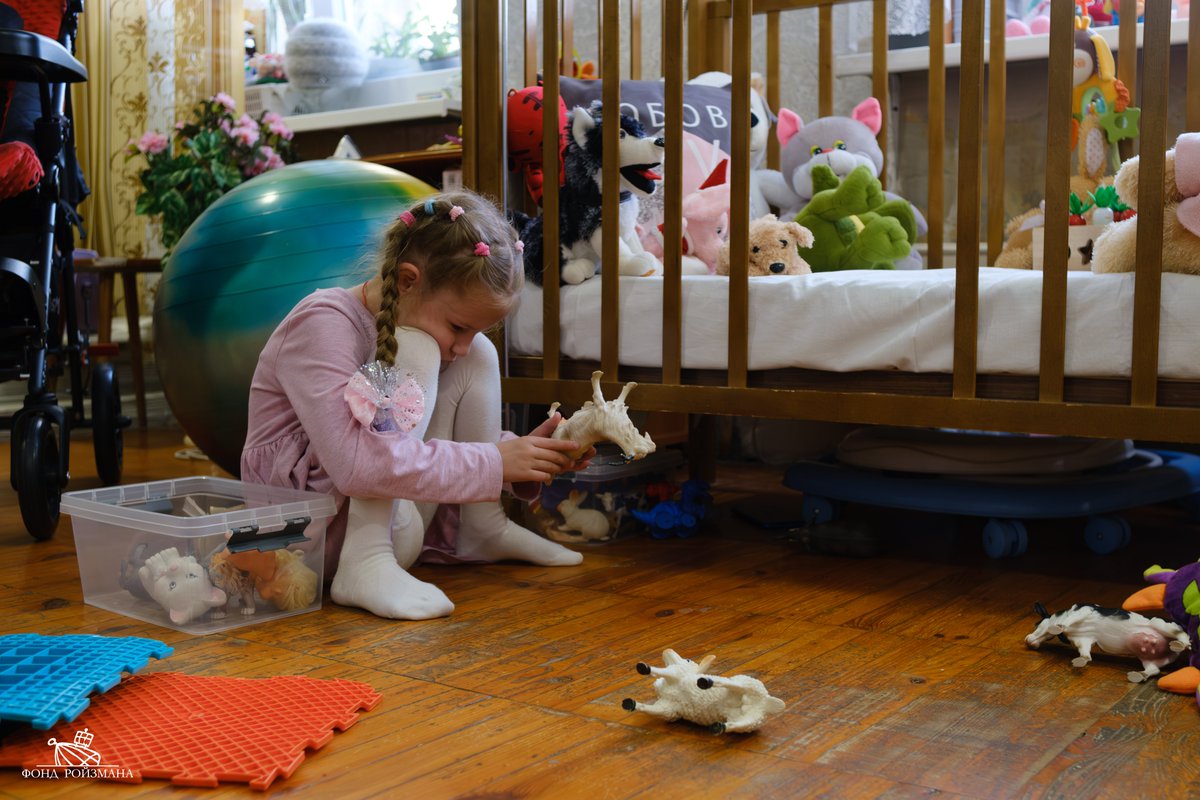 В роддоме врачи не верили, что Саша выживет. Потом говорили, что она будет лежачей. 
Саша продолжает доказывать врачам, что может всё. Ей нужно только немного помочь — сейчас ей нужны регулярные занятия, чтобы осваивать всё больше навыков. 
Помочь: roizmanfond.ru/srochnaya-pomo…