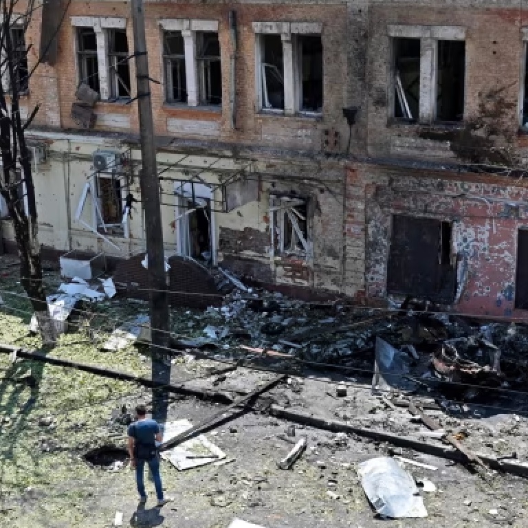 🚨🇷🇺 BREAKING: UKRAINIANS are reportedly celebrating after RUSSIAN STRIKES target military recruitment centers.