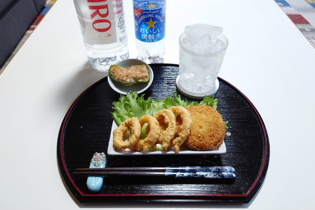 JvtGb3wzEestm19's tweet image. こんばんは✨

今日の能代は３０℃までにはいかずに風が涼し１日でしたかも😥

酒の肴は…
新玉の天ぷらとフライにしまいました
メチャクチャんめがったょー

小鉢は…ピーマンの肉詰めにエビが入っています😱
最高に美味しかったです🫑🦐

んだばー
乾杯です🍻✨🥛