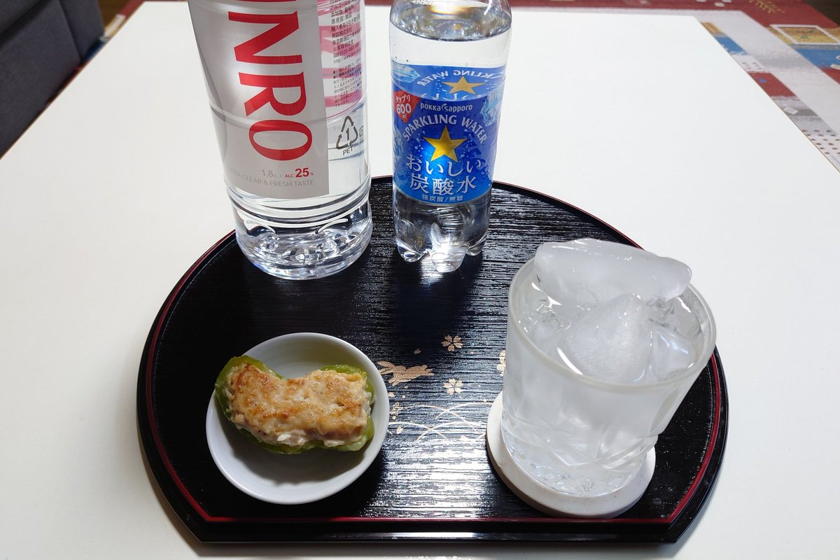 JvtGb3wzEestm19's tweet image. こんばんは✨

今日の能代は３０℃までにはいかずに風が涼し１日でしたかも😥

酒の肴は…
新玉の天ぷらとフライにしまいました
メチャクチャんめがったょー

小鉢は…ピーマンの肉詰めにエビが入っています😱
最高に美味しかったです🫑🦐

んだばー
乾杯です🍻✨🥛