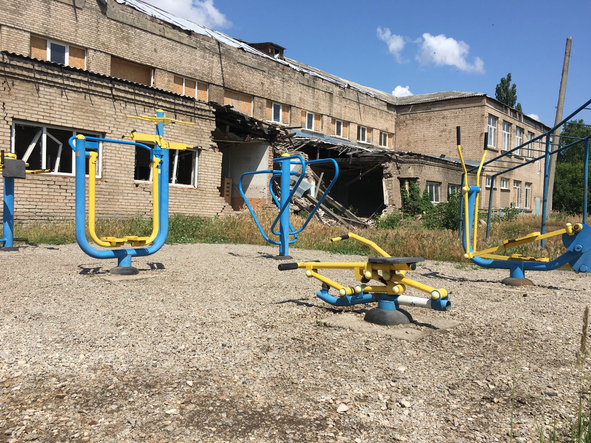 FundPerun's tweet photo. POSTARAT SE PRVNĚ O DĚTI
5/5) Ačkoliv jako vojáci řešíme hlavně pomoc na frontu, tohle jsme si vzali za své. 
Po třech letech konfliktu vidíte zbídačené děti neskutečným způsobem. Válka se jim propsala doslova do celého těla. Nejvíc je to vidět na dětech mezi 10-12tým rokem. Pokroucené se šourají ulicema a za ruku je musí vést rodiče. 

Vodili vás rodiče v tom věku za ruku? Možná protože jste se nemuseli po ránu v župánku a žabkách brodit střepy z oken z celého panelového domu. Mluví z cesty. Nejsou postižené, jen postihnuté - válkou.

Jdete na návštěvu a děti vám ukazují fotky v telefonu a opakují "obstřel, obstřel, seriózní obstřel..." a vy jen chcete, aby už mlčeli. Tak nervy drásající to je. Přesto zkřivíte tvář do podoby smajlíku a bavíte se dál. 

Aktuálně s rozsahem útoků chybí tisíce krytů. A ty co jsou, většinou vypadají otřesně. Vlhké plesnivé sklepy, kde děti hodiny sedí a čekají. Na zdraví ani psychice jim to nepřidá. A to přeci můžeme změnit. Tuhle malou věc. 

Pár už se nám jich podařilo dostat do rozumného stavu. Kamiony plné pomoci fungují. Vznikají celé "nové" podzemní školy, kde budou moci děcka alespoň chvilku normálně fungovat.

A co je podstatné, jejich tátové budou moct bojovat na frontě s vědomím, že jejich děti mají ukrytí. 

Hned jak dokončíme tohle, můžeme se s vámi posunout na řešení další těžké, ale přesto řešitelné výzvy. A o tom zase příště. 

Pomáhejte dál 🫡✊
Tady 👉https://t.co/pGXBKR6kUV