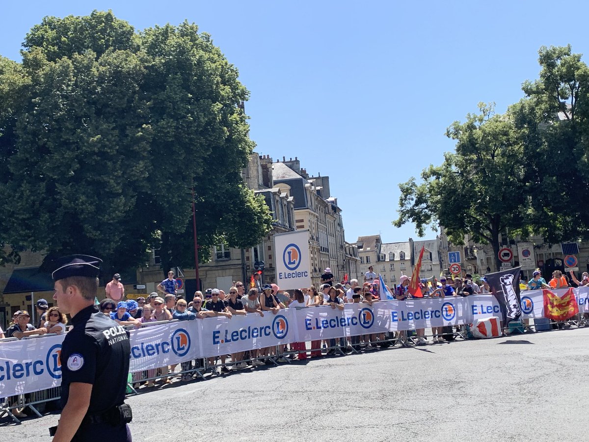 Rioflane's tweet photo. Meilleur virage ! Meilleure ambiance ! Maminouche est dans la place !
On est là @SMCaen on est là ! #TourDeFrance #teamSMC https://t.co/ygAYQJslqe