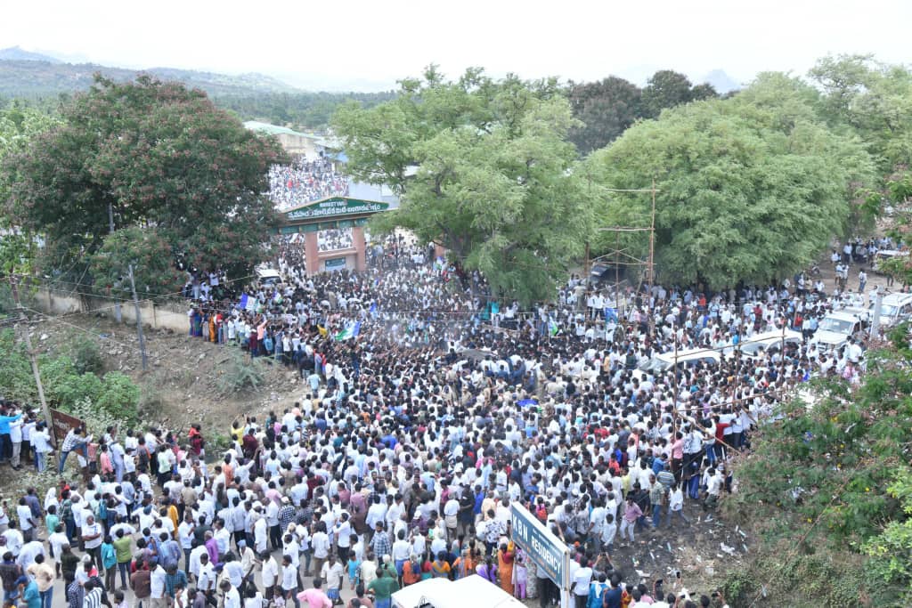 YSR Congress Party (@ysrcparty) on Twitter photo కుక్కతోక వంకర అన్న చందంగా మీరు మారరు, మీ ఫేక్ బతుకులూ మారవు.
జననేత <a href="/ysjagan/">YS Jagan Mohan Reddy</a> గారి వెంట జనం లేరని సిగ్గులేకుండా ఫేక్ మాటల <a href="/JaiTDP/">Telugu Desam Party</a> సైకోల్లారా?
#TDPFakeNewsFactory
#YSJaganInChittoor
#YSRCPForFarmers కుక్కతోక వంకర అన్న చందంగా మీరు మారరు, మీ ఫేక్ బతుకులూ మారవు.
జననేత <a href="/ysjagan/">YS Jagan Mohan Reddy</a> గారి వెంట జనం లేరని సిగ్గులేకుండా ఫేక్ మాటల <a href="/JaiTDP/">Telugu Desam Party</a> సైకోల్లారా?
#TDPFakeNewsFactory
#YSJaganInChittoor
#YSRCPForFarmers