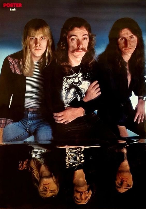 EdBlonski's tweet image. Clouds surrounded the summit
The wind blew strong and cold
Among the silent temples
And the writing carved in gold
Somewhere in my instincts
The primitive took hold…
#willowdalewednesday #rush #RushFamily