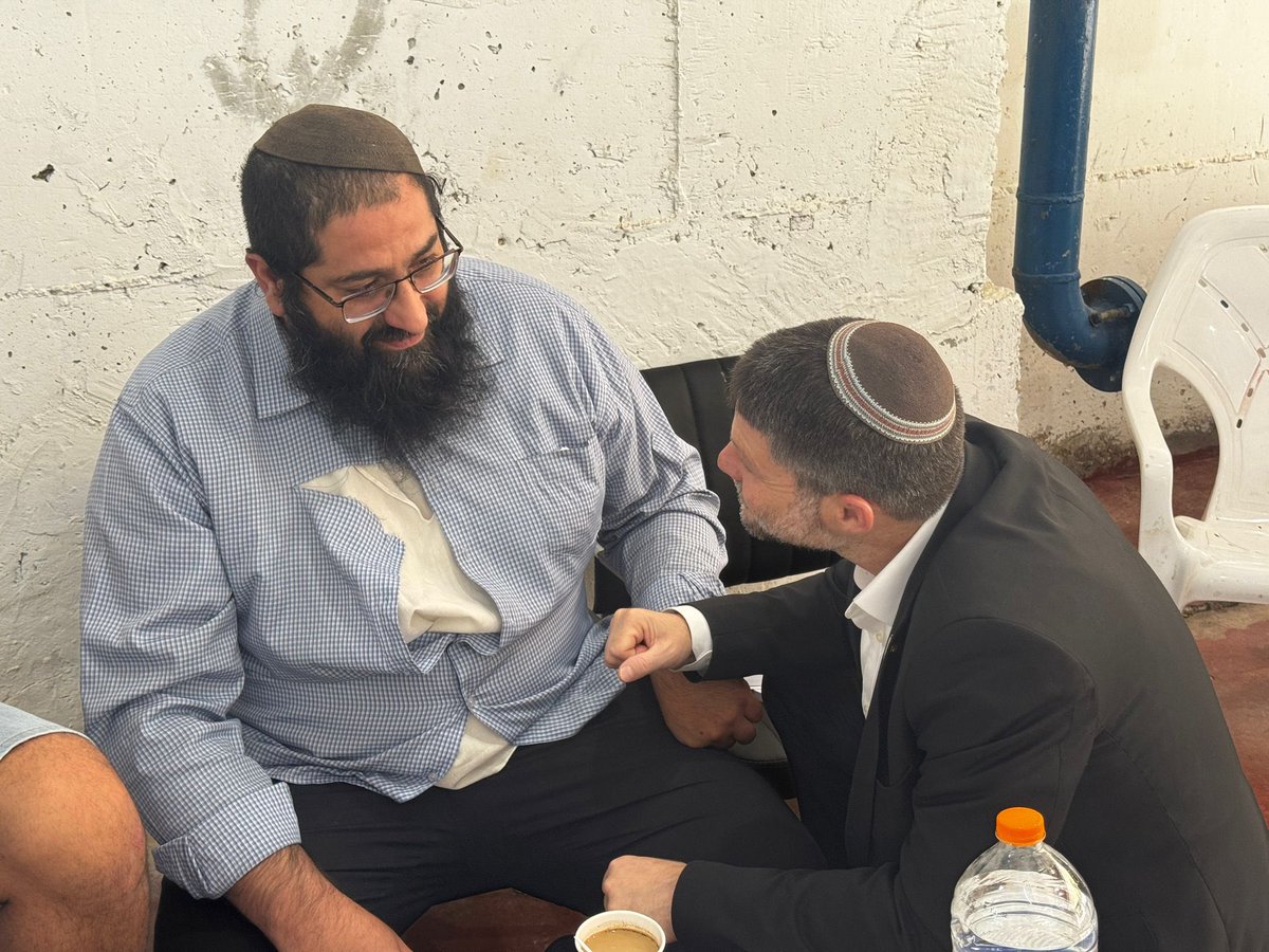 bezalelsm's tweet image. יוצא כעת מניחום אבלים בבית משפחות הגיבורים מאיר שמעון עמר הי״ד, נועם אהרן מסגדיאן הי״ד ומשה ניסים פרש הי״ד.
בבתי הלוחמים הללו הבנתי כיצד גדלים לוחמים אמיצים. בתים שמלאים בגבורה, אמונה ועוז.
הכאב על נפילתם של הלוחמים הללו הוא אדיר אבל הם לא נפלו לשווא, הם נפלו במלחמה הצודקת…
