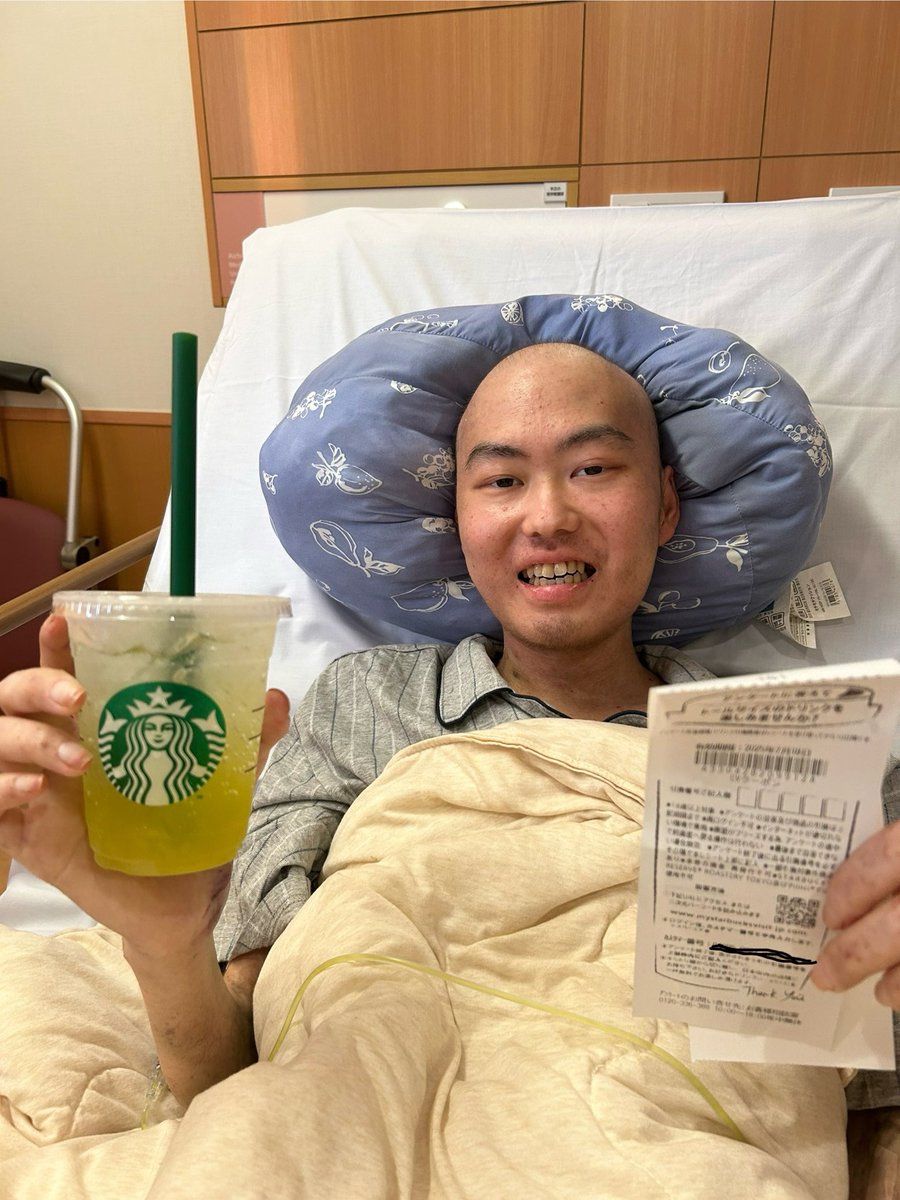 今日発売のスタバのマスカットチラックスソーダを父親に買ってきて貰っちゃいました！贅沢しちゃったなと思いつつ飲んでみると、果肉たっぷりで美味しかったです^_^
そして、なんと一杯無料券が当たったみたいで、最近は運がいいね〜と話しながら父親とのティータイムを楽しみました！