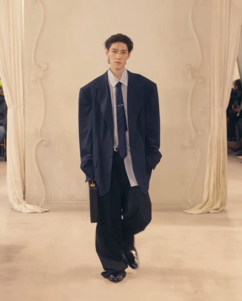 natty_natt55's tweet photo. ภูมิใจจนร้องไห้
ภูมิใจในตัวน้องพีพีมาเสมอ ตลอดมาเลย 
จากคนนั่งดู show Couture สู่ตำแหน่ง GBA และได้เดินปิดจบตำนานให้ Demna ในCoutureครั้งสุดท้ายของเค้ากับ Balenciaga

GBA PP KRIT BALENCIAGA #PPKritTakesParis2025 #BalenciagaxPPKrit #Balenciaga
#ppkritt #พีพีกฤษฏ์ PP Krit @ppkritt https://t.co/NnJ3BINhzY