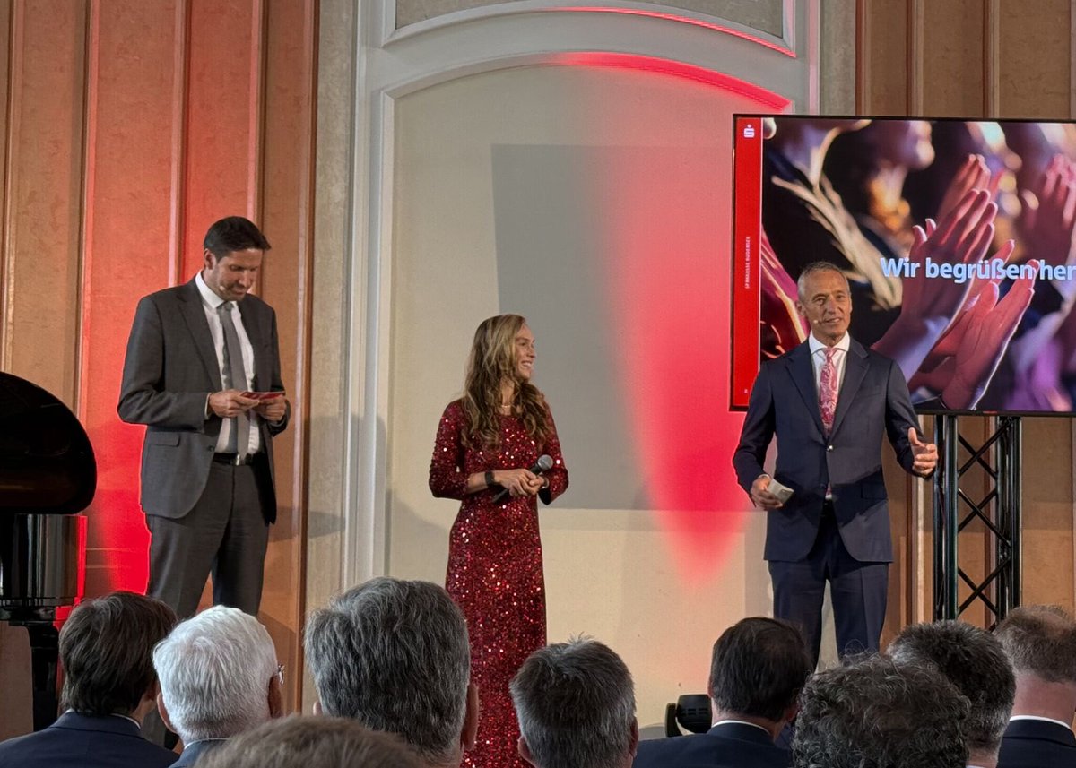 🎉 200 Jahre Sparkasse – ein ganz besonderes Jubiläum!
Gestern durfte ich die Feierlichkeiten im beeindruckenden Ambiente des Schlosses Tettnang und der Schlosskirche moderieren – ein Abend voller Geschichte, Emotion und Zukunftsblick.
#moderatorin #sparkasse