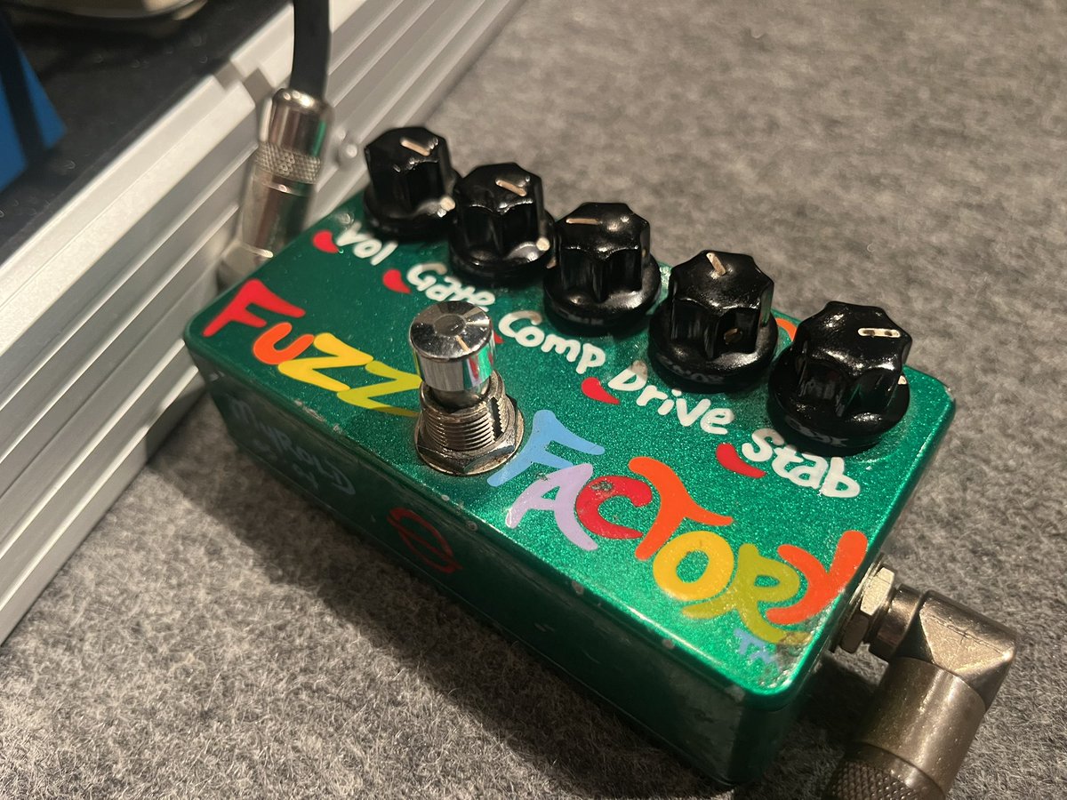 KonchanTes's tweet photo. 男は黙ってfuzz factoryなんだよなー🔥
#LApool #音作り #エフェクター https://t.co/91E3K5kYK6