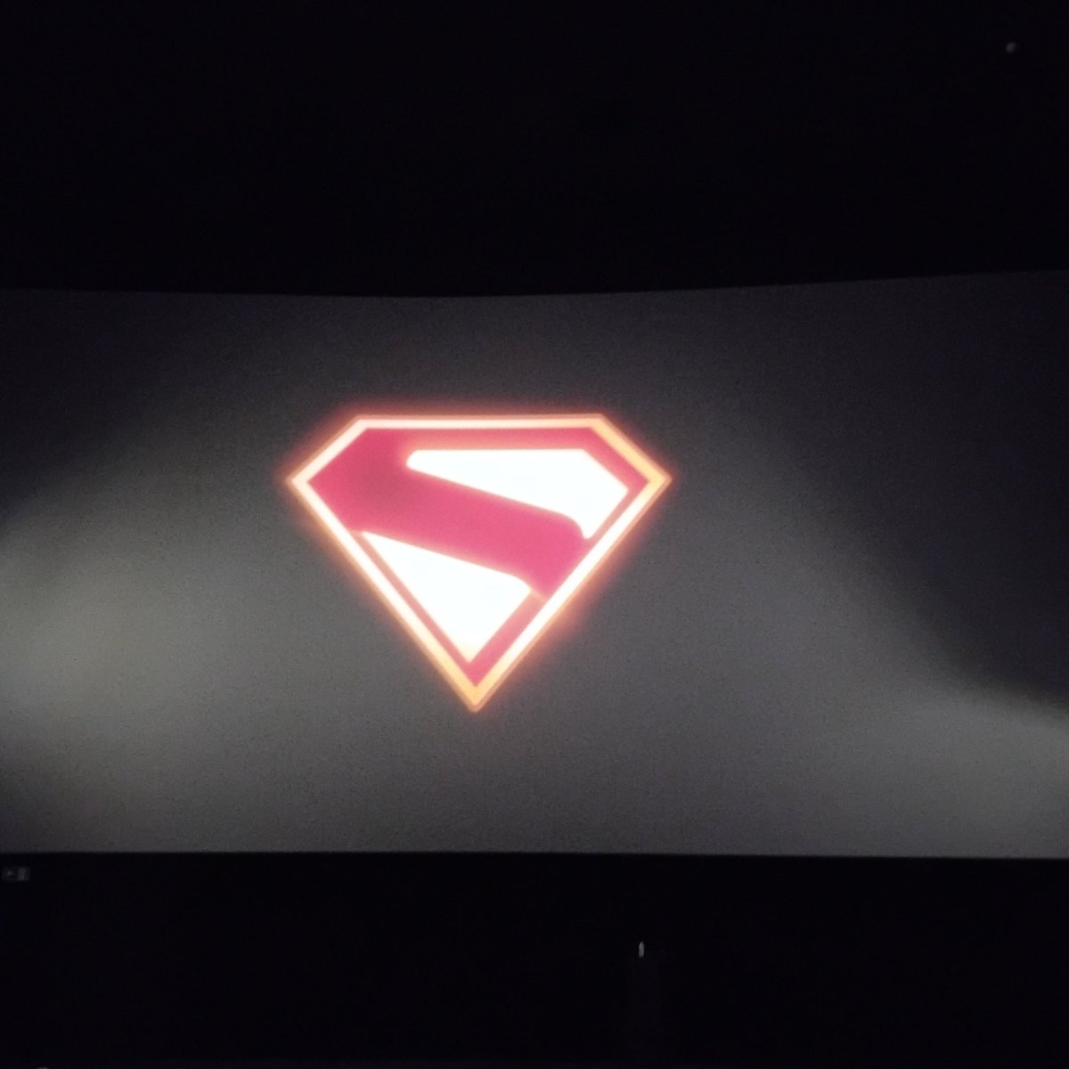 otiowillbr's tweet photo. Fui assistir Superman ontem e QUE FILME minha gente, um universo extremamente fiel ao que as HQs são, literalmente.

O Superman é tão humano quanto qualquer um de nós, inclusive acho que essa é mensagem que o filme tentou passar, e conseguiu, o Clark é um cara bem cheio daquela vontade de fazer o certo, comete muitos erros e apanha DEMAIS (nossa! como ele apanha cara kkkk), mas sempre com aquela esperança do clássico Superman. O Lex Luthor é de longe a representação mais clara de um homem que OBCECADO em destruir o carinha que voa pelos áreas, sem dúvidas o melhor Lex que DC já fez, o cara simplesmente exala tudo o que pode haver de mau no ser humano, inveja, orgulho, ganância, ira.

Mas ainda assim, tava comentando com meus colegas e senti falta daquelas consequências proporcionais ao seus atos, algo bem típico ao Superman do Zack Snyder, mas nada tirasse toda experiência que esse filme tem.

Dito tudo, não vou exaltar de mais o filme, mas minha nota de 0 a 100 é 85. Vale a pena de mais, vão assistir.