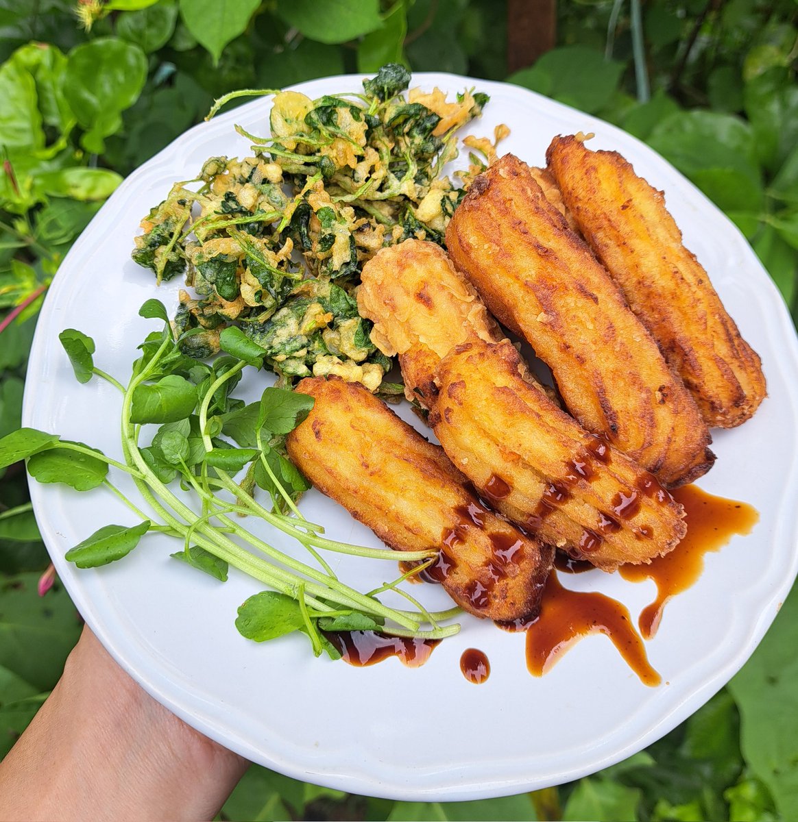 หน้าเหมือนชูโรส แต่จริงๆคือโคร็อกเกะ 
มันบดผสมแครอท เนย หมูสับ ไข่ไก่ นม  น้ำตาล เครื่องเทศ สารพัดของกุ๊กกิ๊ก—ไม่ใช่! สารพัดอาหารที่อยากให้เด็กกิน เอามาผสมกะมันบด  

เอาใส่ถุงบีบเป็นแท่งๆ แช่ฟรีสไว้จนแข็ง แล้วคลุกแป้งทอด กินกับทงคัตสึซอส ผักวอเตอร์เครส