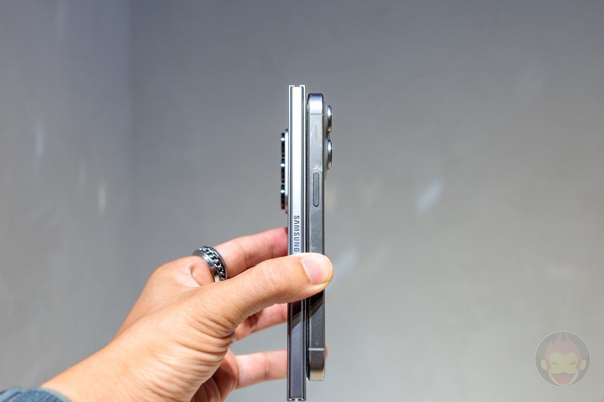 planetofgori's tweet photo. 【悲報】iPhone 16 Proと重ねて絶望しているアカウントがこちらです＼(^o^)／

#Samsung
#GalaxyZFold7 https://t.co/7MgSU4p2ky