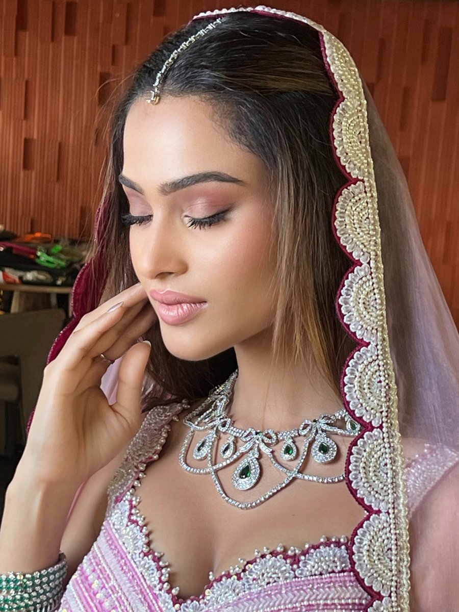 Dewy skin, rose-tinted lids, and sculpted cheeks meet sleek, center-parted hair for a bridal look that whispers luxury🌸—  magic worked yet again by Ojas Rajani

Makeup &amp; Hair - @ojasrajani @ojasrajanihairnmakeupacademy
Outfit - <a href="/riantasofficial/">Rianta's</a> 

 #ojasrajani #ojasrajaniacademy