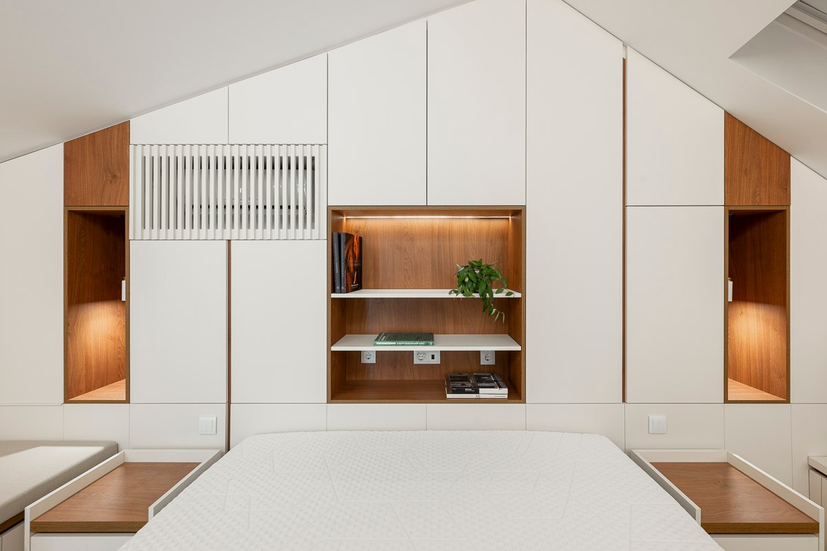 EMEDEC_com's tweet image. Duplex 83, de UNLESS – Design and Architecture Lda, propone un nuevo modo de habitar: contemporáneo, funcional y equilibrado. Los diseños de EGGER H3734 ST9 Nogal de la Borgoña natural y W1100 PM Blanco Alpino aportan coherencia, calidez y eficiencia al conjunto #Melamina #HPL