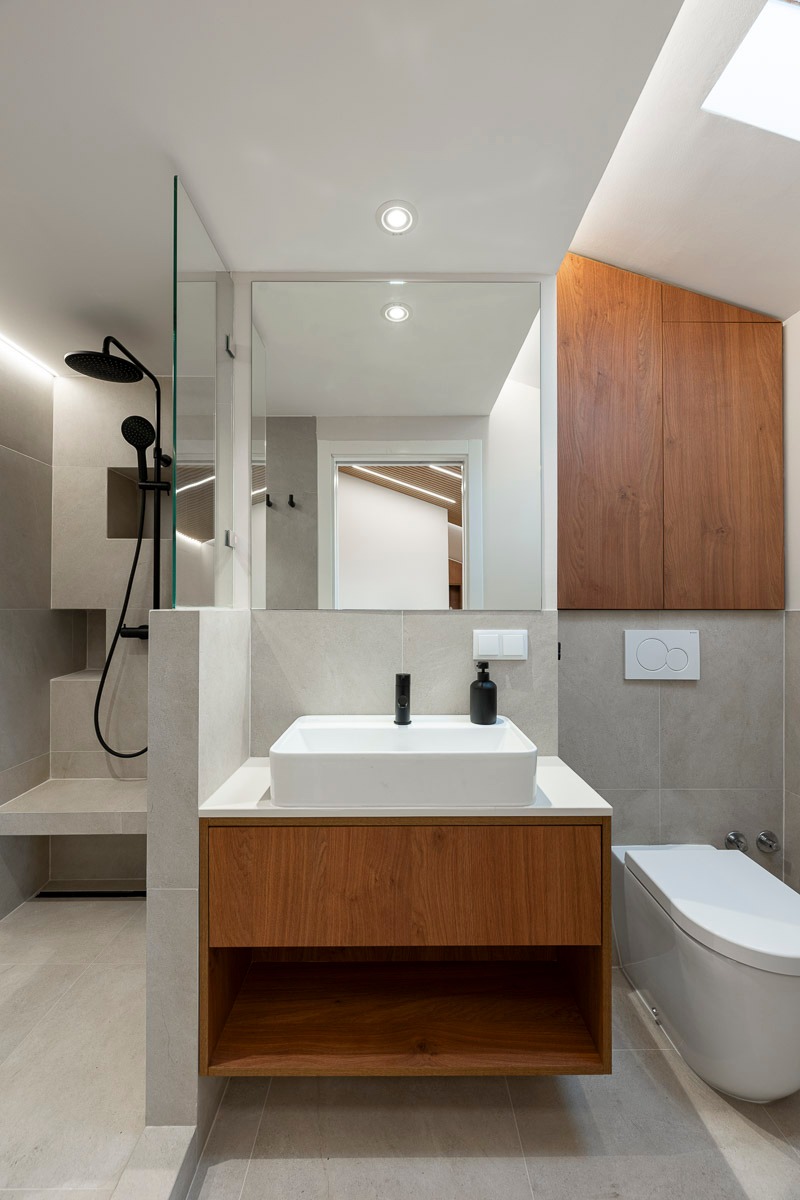 EMEDEC_com's tweet image. Duplex 83, de UNLESS – Design and Architecture Lda, propone un nuevo modo de habitar: contemporáneo, funcional y equilibrado. Los diseños de EGGER H3734 ST9 Nogal de la Borgoña natural y W1100 PM Blanco Alpino aportan coherencia, calidez y eficiencia al conjunto #Melamina #HPL
