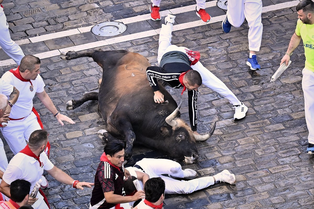 Pablo Lasaosa (@plasaosa) on Twitter photo Aparatoso y veloz tercer encierro de. #SanFermín2025 con toros de <a href="/alvaronunezcuv/">Alvaro Núñez del Cuvillo</a>
2025-07-09
© Pablo Lasaosa Aparatoso y veloz tercer encierro de. #SanFermín2025 con toros de <a href="/alvaronunezcuv/">Alvaro Núñez del Cuvillo</a>
2025-07-09
© Pablo Lasaosa