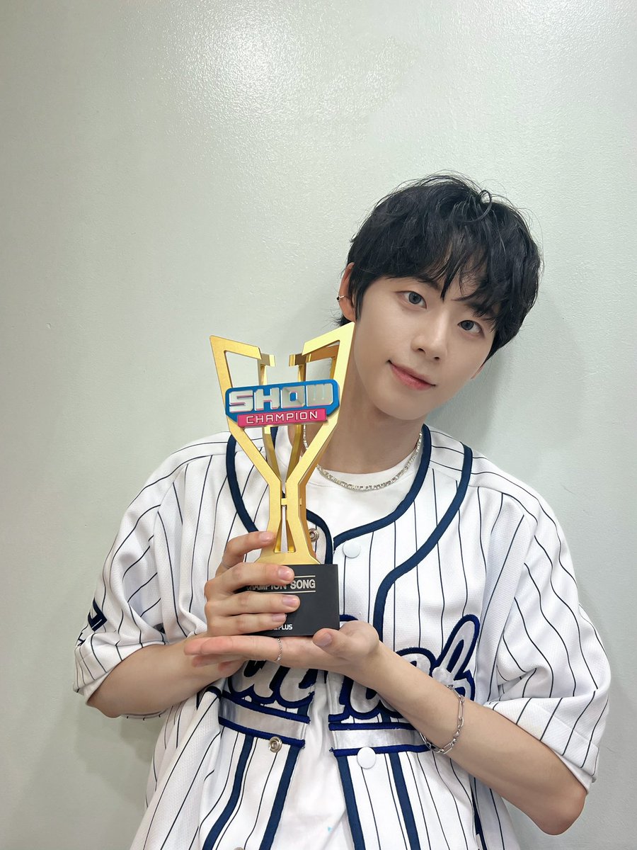 AHOF_official's tweet photo. 어제에 이어서 오늘도 값진 상 받게 해 주셔서 감사드립니다!! 이 감사함 잊지 않고 열심히 하는 아홉이들이 될게요❤️

#AHOF #아홉
#JEONGWOO #서정우 https://t.co/sUQ7ObKqWk