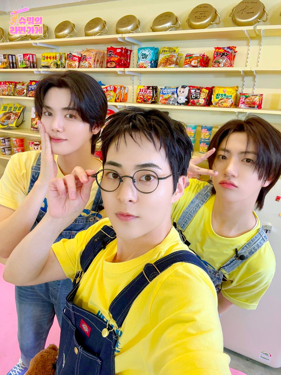 Xiumin_store's tweet image. &lt;슈밍의 라면가게&gt;
여덟 번째 손님 CRAVITY 원진 &amp; 민희와
슈사장님의 인증 사진📷
#슈밍의라면가게 #XIUMIN_STORE
#시우민 #XIUMIN
#CRAVITY #크래비티
#원진 #WONJIN
#민희 #MINHEE
@XIUMIN_INB100
@CRAVITYstarship
EP.08 다시 보러 가기
▶ youtu.be/Lz2Ysah3Hpw?si…
