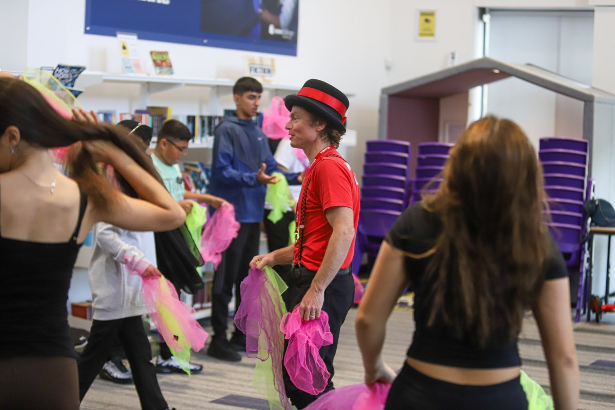 NewColBradford's tweet image. The LRC has been transformed into a circus today as FlameOz deliver their circus skills workshop! 🎪 Students have been learning the art of juggling using scarves — and having a laugh whilst doing it!