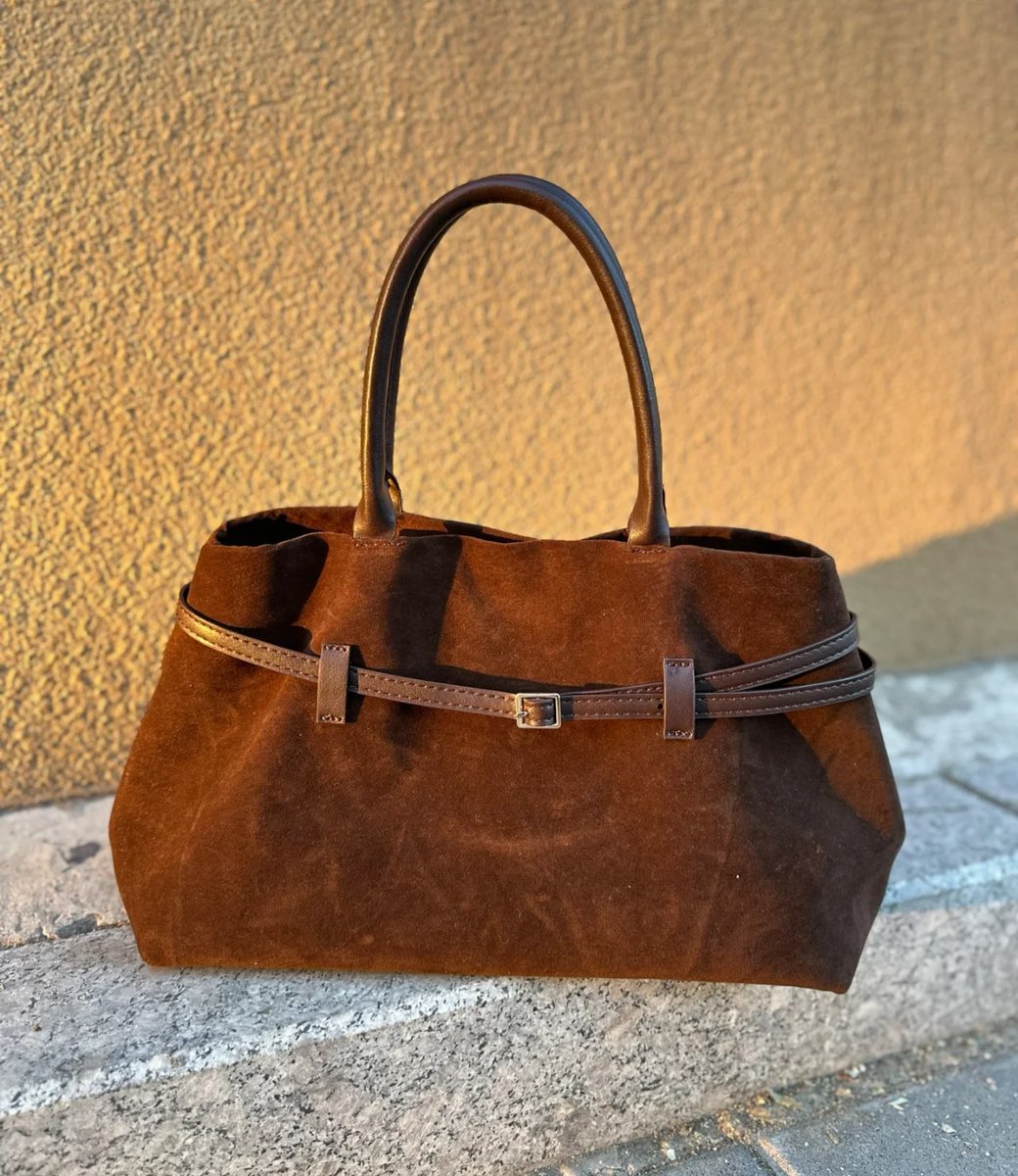 ล่าสุด กระเป๋าทรงที่ช่วงนี้ทุกคนอินหนักมาก จุของได้เยอะจุใจ มีสายสะพายยาวให้ ใส่ ipadได้ เป็นหนังกลับที่โทนสีดูดีเว่อ อย่าพลาดตอนนี้เหลือแค่สองร้อยกว่าเอง ใบจริงมาก♡ᜓིྀ ܸ. . .ܸ ྀི১🧸🪞