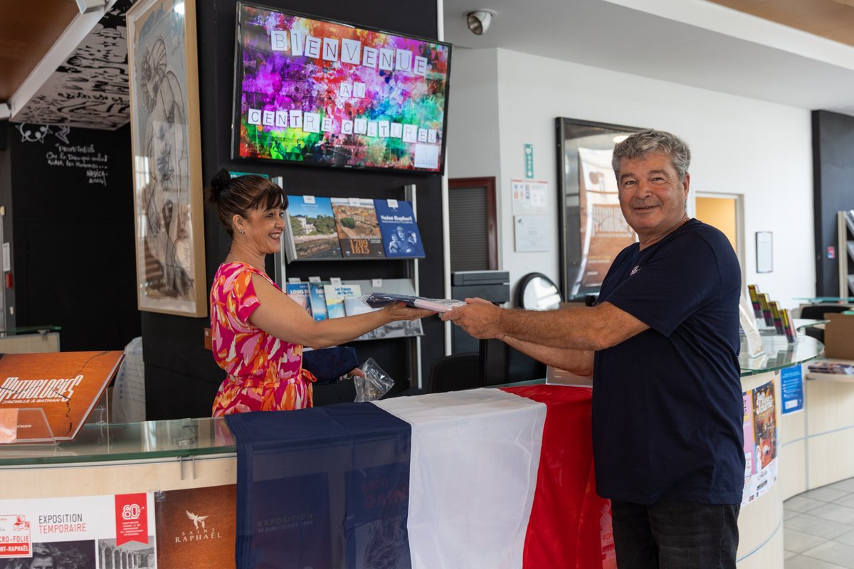 🇫🇷 14 juillet : la Ville vous offre des drapeaux tricolores 🇨🇵

Afin de célébrer la Fête Nationale, la ville de Saint-Raphaël offre des drapeaux tricolores aux habitants.

Rendez-vous dès aujourd’hui en Mairie centrale, en mairies annexes et au Centre Culturel.