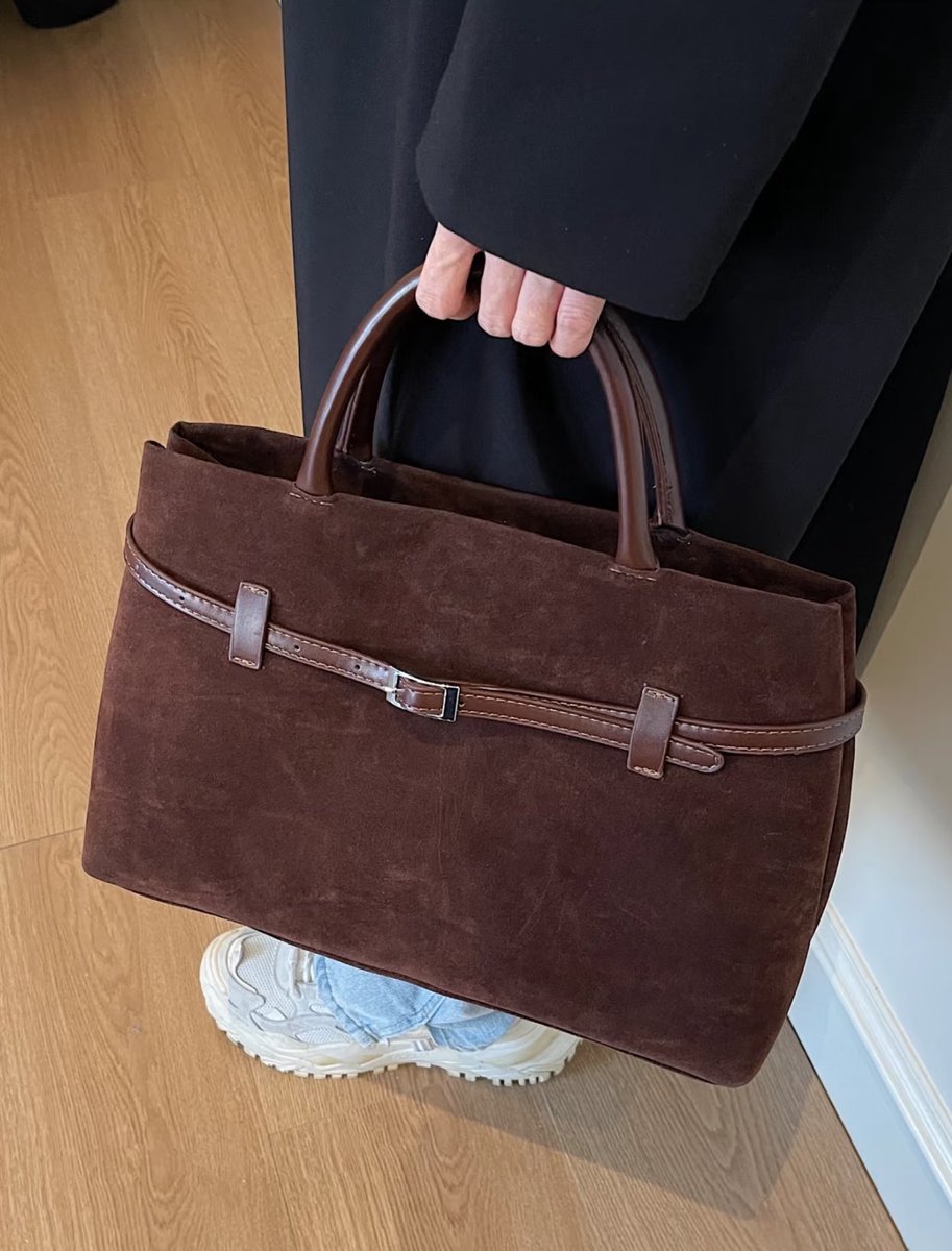 คุณภาพหนังกลับเกรดพรีเมี่ยม เปื้อนยากดูแลง่าย เก็บงานเนี๊ยบ ทรงสวย สามารถใช้เป็น everyday use ได้เลยน้าใบนี้ โทนสีน้ำตาลที่ถุกต้องดูแพงมากค่า แต่งตัวยังไงก็เข้า!!🤎🍁✨