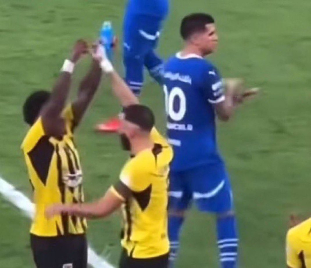 من يتذكر لما كانسيلو قال الحكم انهي المباراة وكان وقتها فيه ركنيه لنا لكن الحكم أنهى المباراه خايف يجي هدف خامس 
امحق زعيييم😂💛!
#الاتحاد