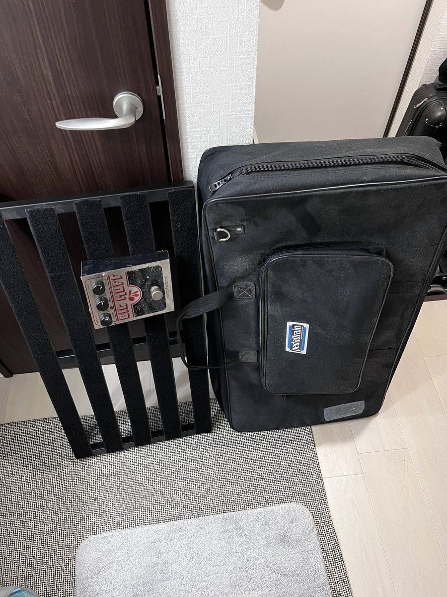 【譲ります】

譲ります】

・カージアンのニトログリセリン
¥26000/箱付き/サイドに小傷有、動作良好/使用歴半年

・エフェクターボード・ケース/¥5000/少々の傷有
サイズは測れてないのでマフで比較お願いします

どちらも大阪市内の方なら手渡し可能です〜
よろしくお願いします◎