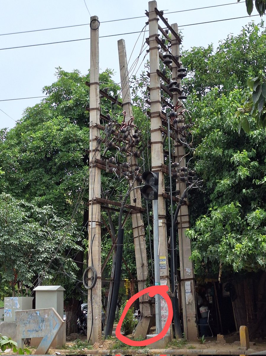 Subh_Sanyal's tweet photo. @1912dhbvn 
RCC Electric Pole broken. Outside Club South Patio, South City - II, Sector 50, Gurugram.
Very dangerous. Please repair immediately https://t.co/dlNpBV8YUe