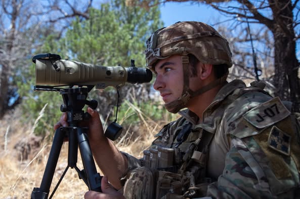 NDIA_RMC's tweet image. Ivy Soldiers from 2-12 Infantry, 2SBCT, deployed under Joint Task Force–Southern Border, recently conducted air assault operations in Arizona. #4ID #STEADFASTANDLOYAL #NDIA #NDIARMC