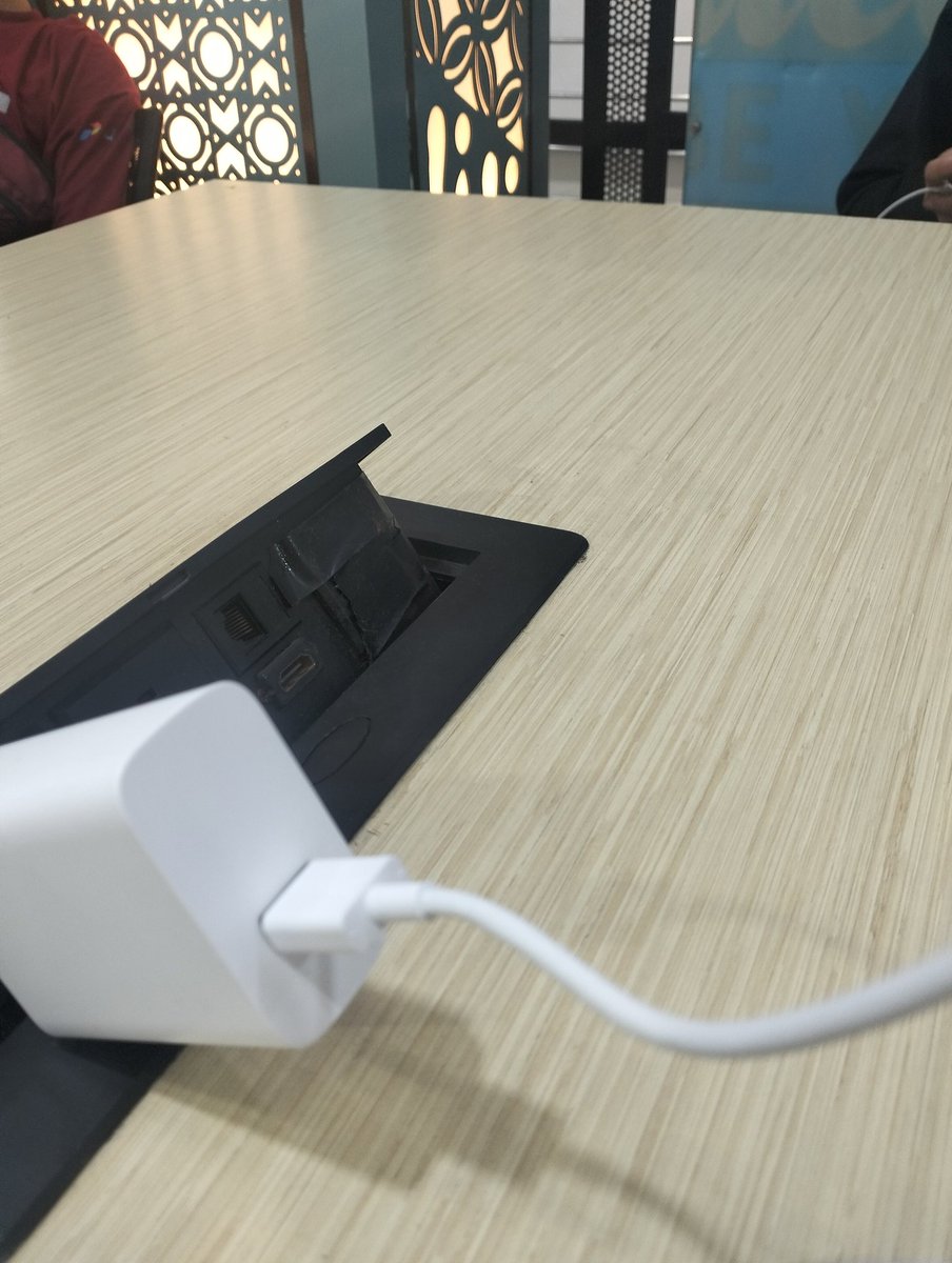 Entah ini penting atau tidak, meja working space di stasiun Senen ini ga pernah bisa digunakan colokannya <a href="/CommuterLine/">KAI Commuter</a> <a href="/KAI121/">Kereta Api Indonesia</a>