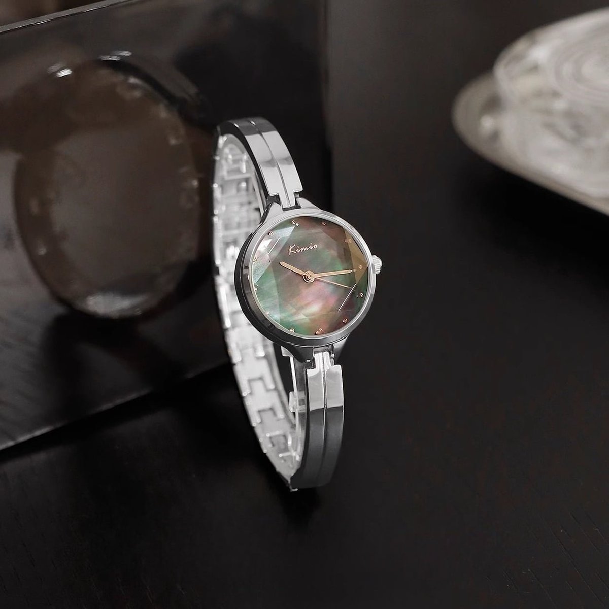 また、下記2種の作品は本来受注生産の作品ですが、材料の入手ができ、完成したため即納にて頒布します✨

左のAF-6633は、ベルトに天然真珠を用いた珍しい作品です。文字盤のサンドインデックスと共に海のささやきをお楽しみください。