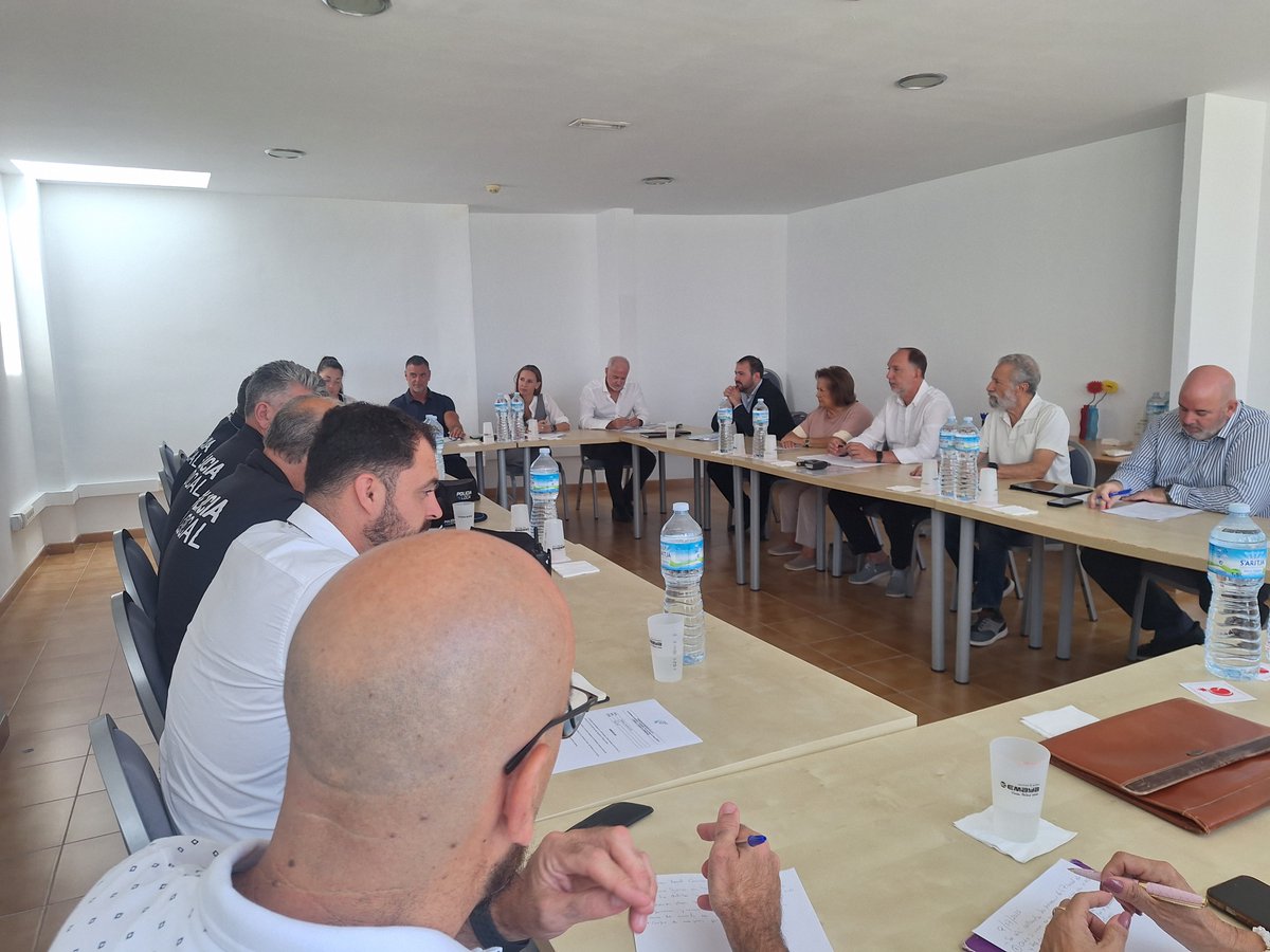 AHPlayadePalma's tweet photo. ▶️ Esta mañana celebramos la 'Comisión de Seguridad #PlayadePalma' con el objetivo de tratar asuntos varios en materia de #SeguridadCiudadana en la zona, con la participación de: @policia @Polprbaleares @policiadepalma @guardiacivil de Llucmajor y Policía Local de Llucmajor ⬇️ https://t.co/2Fz5Platxz