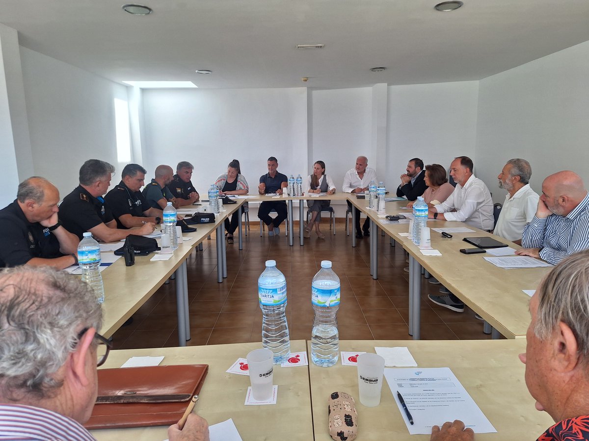 AHPlayadePalma's tweet photo. ▶️ Esta mañana celebramos la 'Comisión de Seguridad #PlayadePalma' con el objetivo de tratar asuntos varios en materia de #SeguridadCiudadana en la zona, con la participación de: @policia @Polprbaleares @policiadepalma @guardiacivil de Llucmajor y Policía Local de Llucmajor ⬇️ https://t.co/2Fz5Platxz