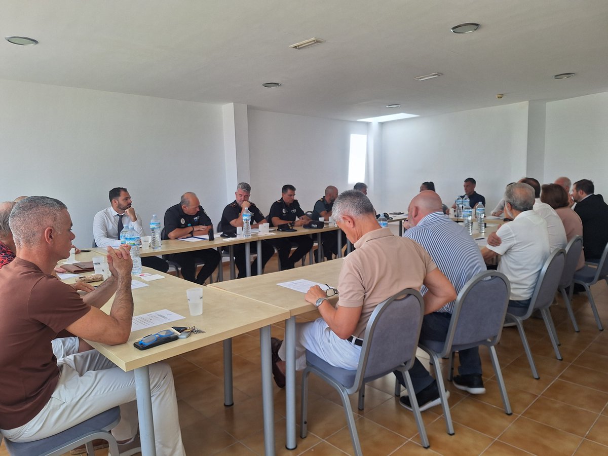 AHPlayadePalma's tweet photo. ▶️ Esta mañana celebramos la 'Comisión de Seguridad #PlayadePalma' con el objetivo de tratar asuntos varios en materia de #SeguridadCiudadana en la zona, con la participación de: @policia @Polprbaleares @policiadepalma @guardiacivil de Llucmajor y Policía Local de Llucmajor ⬇️ https://t.co/2Fz5Platxz