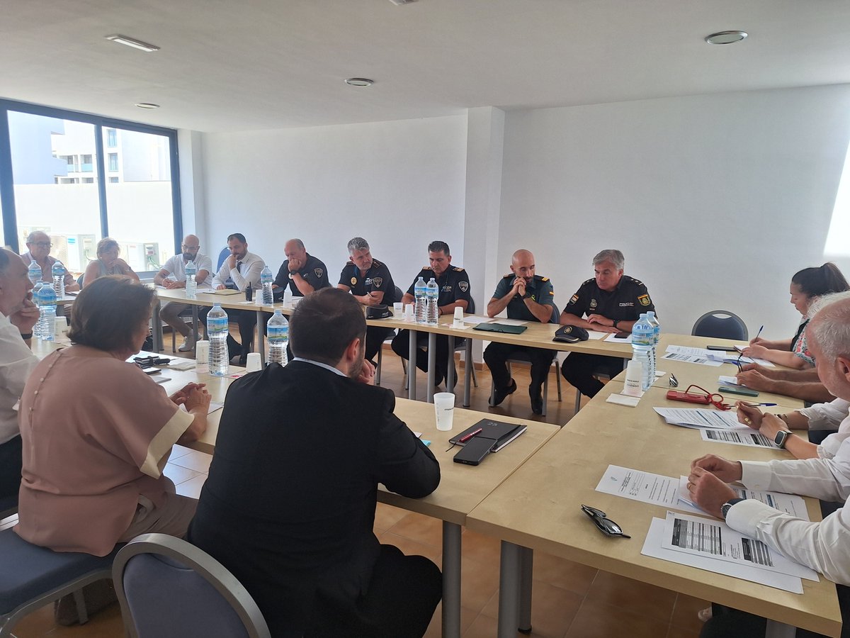 AHPlayadePalma's tweet photo. ▶️ Esta mañana celebramos la 'Comisión de Seguridad #PlayadePalma' con el objetivo de tratar asuntos varios en materia de #SeguridadCiudadana en la zona, con la participación de: @policia @Polprbaleares @policiadepalma @guardiacivil de Llucmajor y Policía Local de Llucmajor ⬇️ https://t.co/2Fz5Platxz