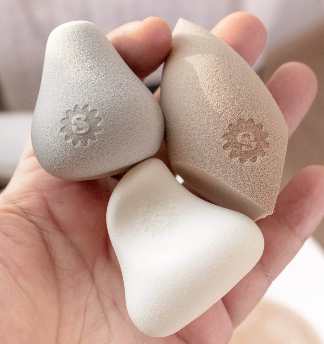 Janniesday_'s tweet image. แล้วเป็นแบรนด์ที่ทำพวก makeup tools มาดีจัด งานพัฟงานฟองน้ำ ที่ทำคุณภาพมาดีแบบทำถึงจริงๆ แล้วได้ใช้บ่อยๆ ให้ 4 รุ่นนี้ฟองน้ำก็ทำมาดีจริงแล้วทนมากก ตัวฟองน้ำน้ำตาลหัวตัดคือเดอะเบสสุด คนใช้ฟองน้ำประจำนี่คุ้มอ่ะ 🤎🫶🏻✨

s.shopee.co.th/4fl60KiaIq
s.shopee.co.th/60GTapOcHS…