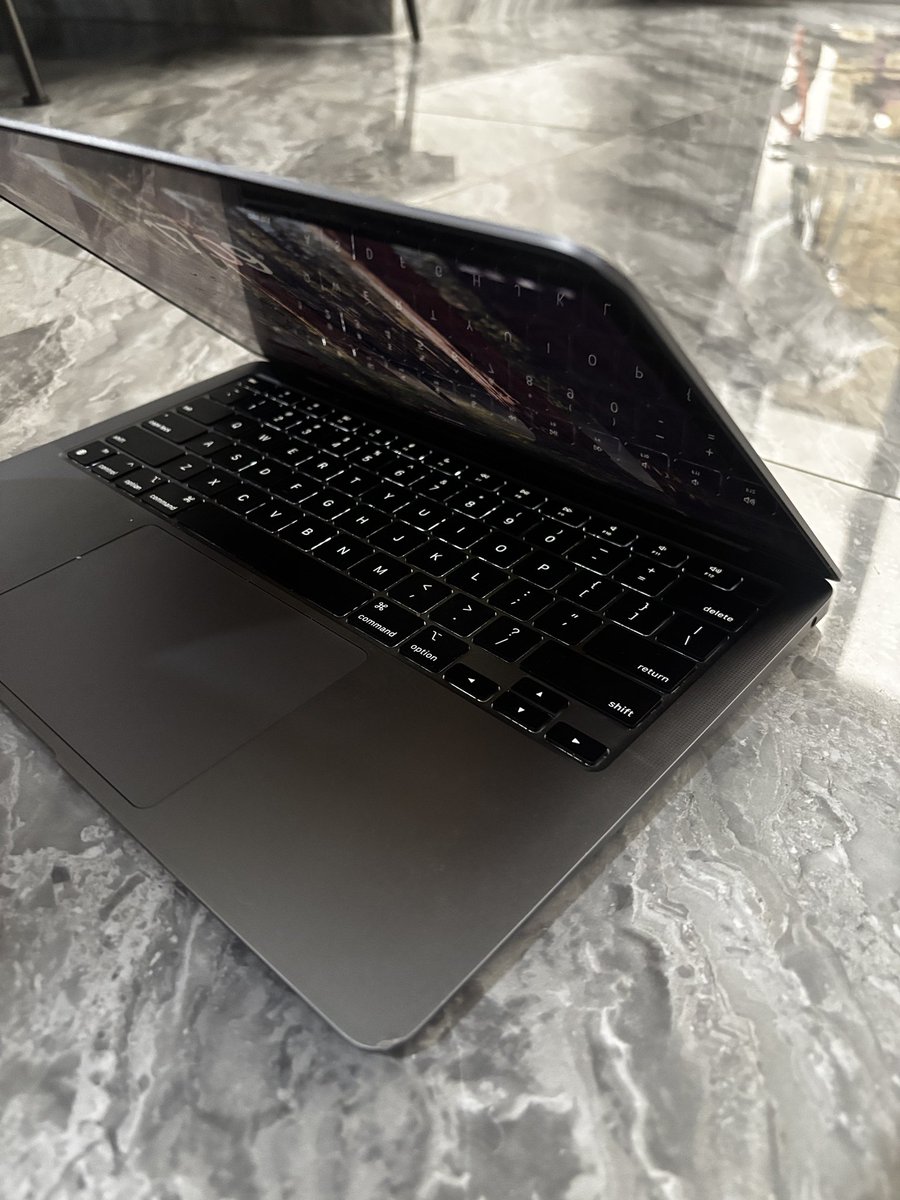 retkoolvr's tweet photo. WTS MacBook Air M1 2020 8/256. Start from 9jt (bisa nego tipis)

- kamera dan speaker jernih, keyboard mulus
- BH 90% 
- box, surat2, power adapter ori, cable IT (beli di iBox)
- pemakaian baru dua tahun
- minus di ujung ada damage sedikit #zonauang https://t.co/PXhIThCiNH