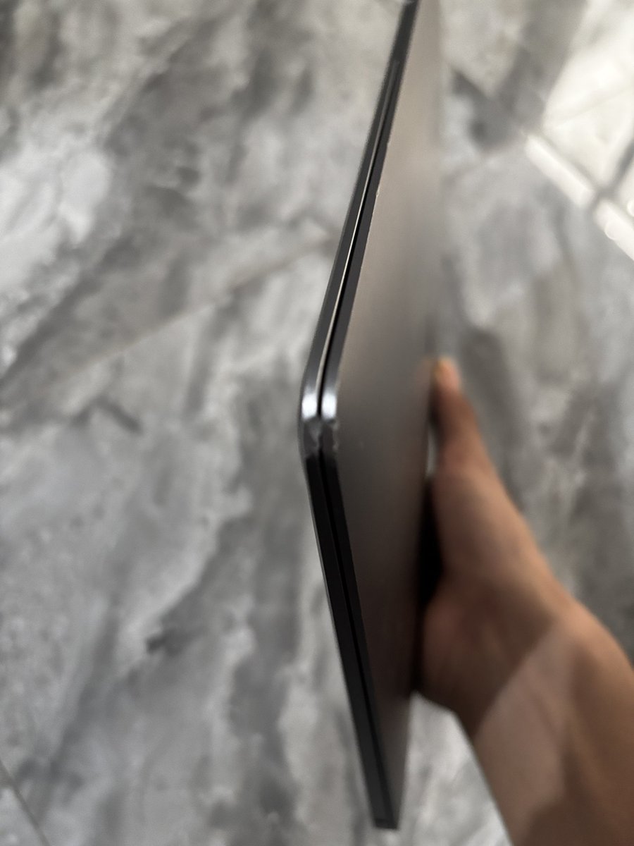 retkoolvr's tweet photo. WTS MacBook Air M1 2020 8/256. Start from 9jt (bisa nego tipis)

- kamera dan speaker jernih, keyboard mulus
- BH 90% 
- box, surat2, power adapter ori, cable IT (beli di iBox)
- pemakaian baru dua tahun
- minus di ujung ada damage sedikit #zonauang https://t.co/PXhIThCiNH