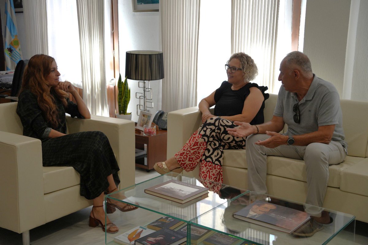 anabelenfergonz's tweet photo. Hoy he tenido la oportunidad de felicitar personalmente a la nueva presidenta de la asociación @Inclusivesvva , Isabel Nogales, la primera mujer en ostentar este cargo en la asociación que afronta con mucha ilusión y ganas. https://t.co/hSYN9hR7Ub