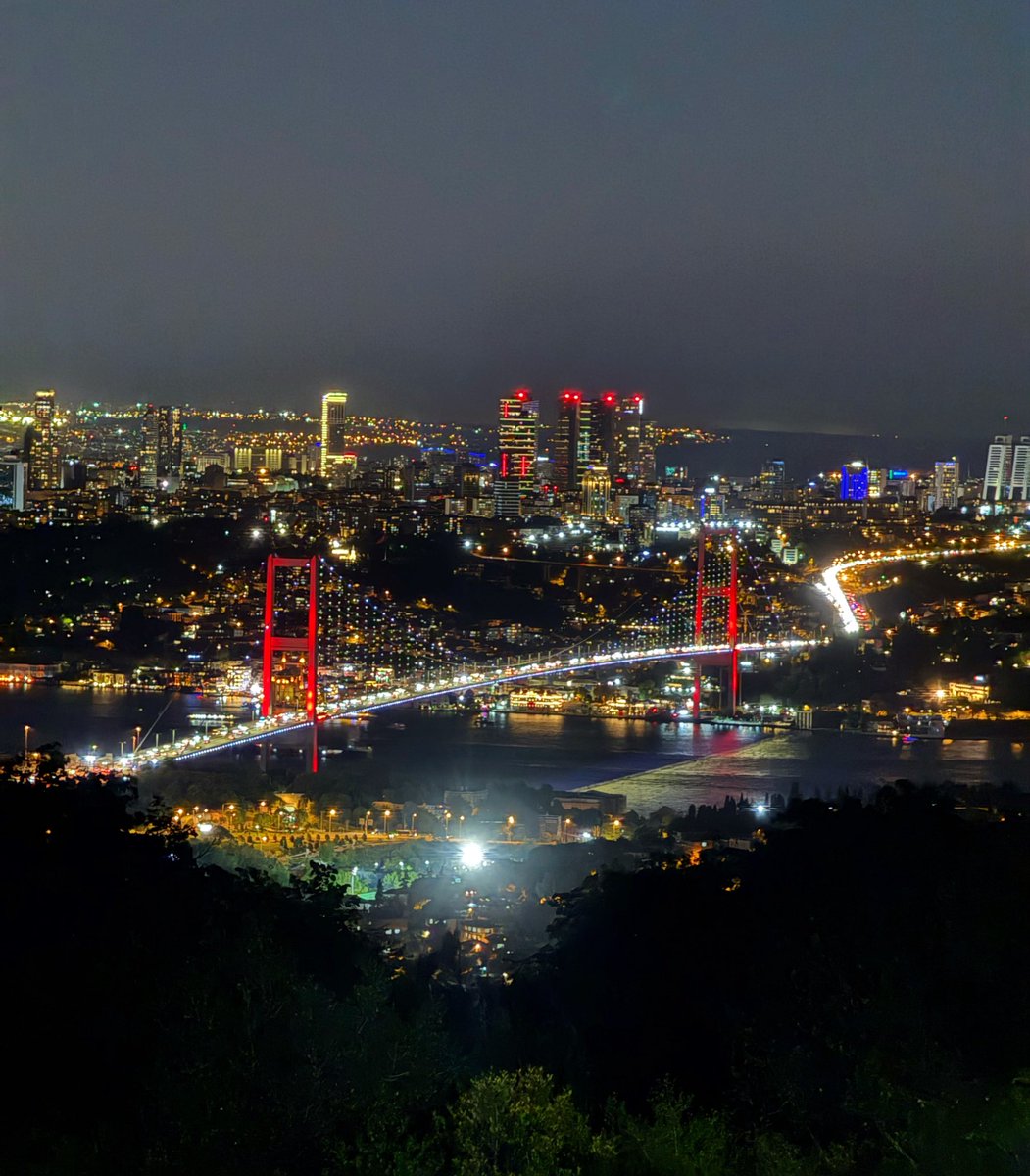 İstanbul… Her sabah ‘belki bugün başka olur’ deyip yeniden kandığım bir yalan gibi. Ve ben hâlâ en çok bu yalanı seviyorum galiba.