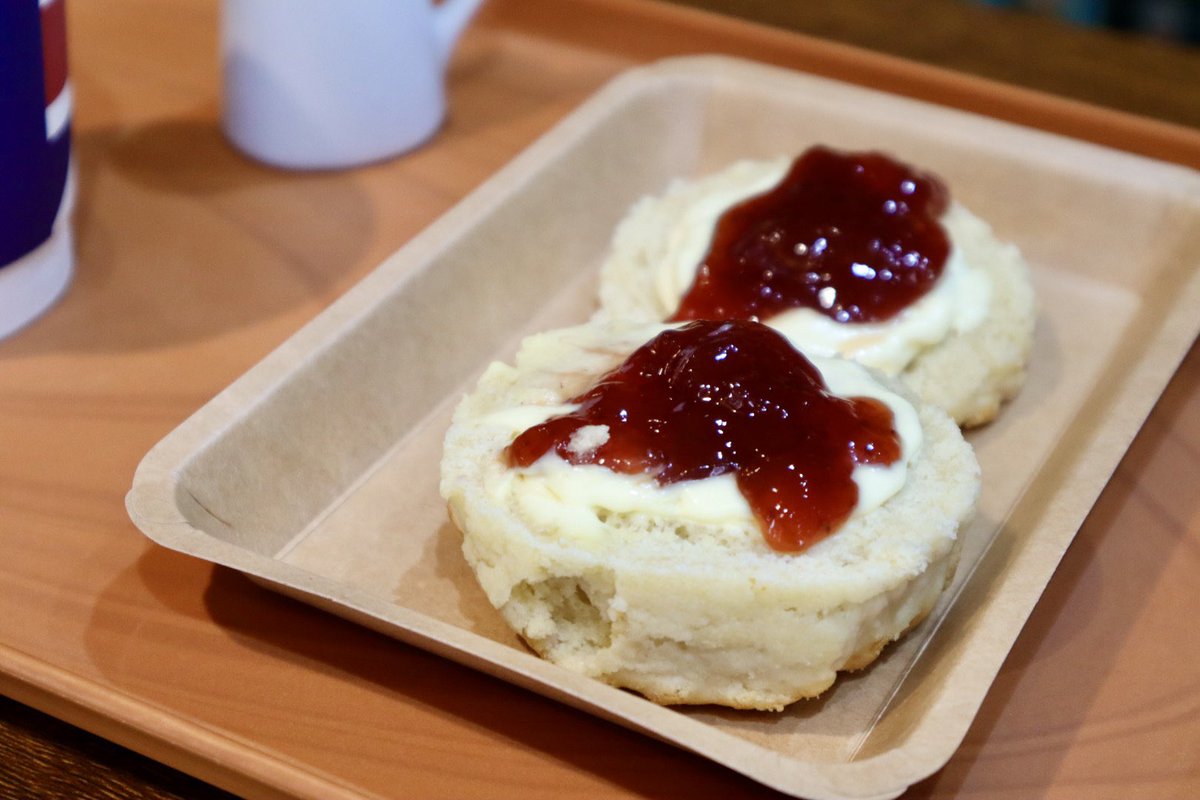 ogu_gourmet's tweet photo. 在日英国大使も来店！日本でも珍しい、英国食料品専門店が新たにオープン

クロテッドクリームを使用した「ソフトクリーム」は、濃厚でクリーミーながら、後味スッキリ！肉の旨味あふれる「ソーセージロール」や1番人気のスコーンも

気になる今後の展開も含め取材しました↓
https://t.co/WL6ymWOKHK https://t.co/nJDdOJwZT6