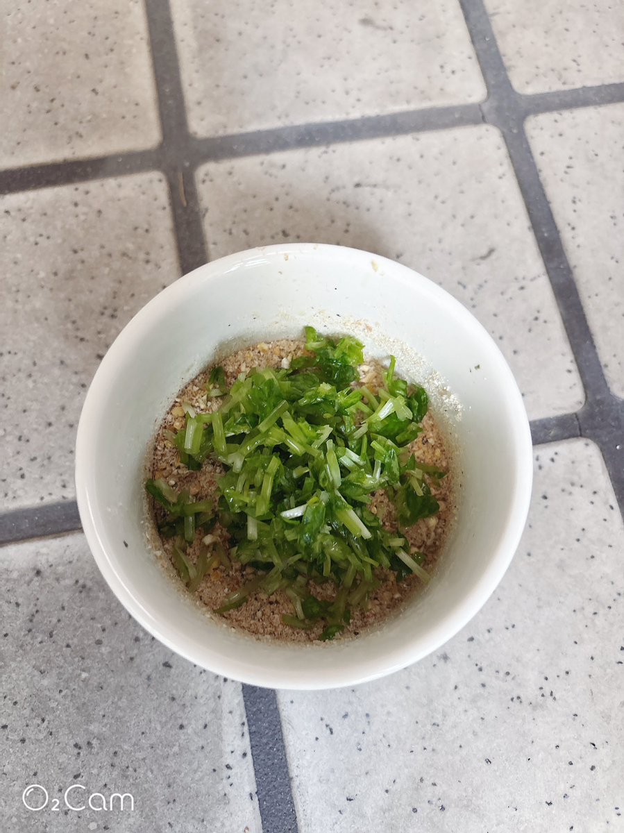 violet24a's tweet photo. ペンペン(・△・)
水浴び💧💦
その後のご飯です
豆苗と糠🥣 ͗ ͗
 #あひるのいる生活 https://t.co/M0dDwBsGqY