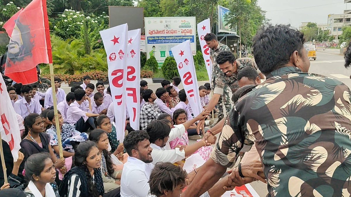 RANJITPAL123543's tweet photo. তেলেঙ্গানা।
#9thJulyGeneralStrike #StrikeHard https://t.co/mOA8pf86BL