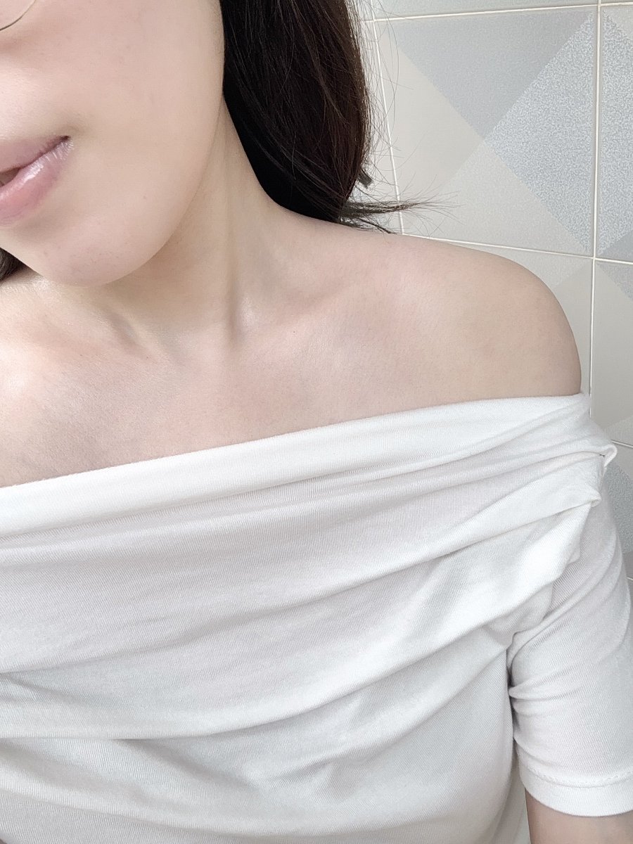 ครีมอาบน้ำวาสลีนออกใหม่ สูตรนี้ใช้แล้วผิวเนียนมากกกกก มี BHA ช่วยลดการเกิดสิว คลีนผิวได้ดีใครเป็นสิวที่หลังตัวนี้ช่วยได้นะ เหมือนได้อาบสกินแคร์ ตามด้วยโลชั่นเบอร์ 3  คือผิวเนียนใสขึ้นจริง เป็นคอมโบที่เริ่ด ไปลองงง💚🩷✨