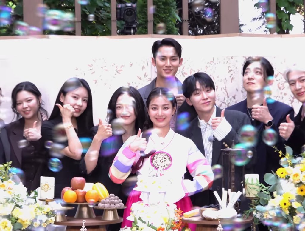 viethoshi's tweet image. MINGYU’S HEIGHT DIFFERENCE WITH THE REST OF THE IDOLS ?!)?$? 😭😭😭