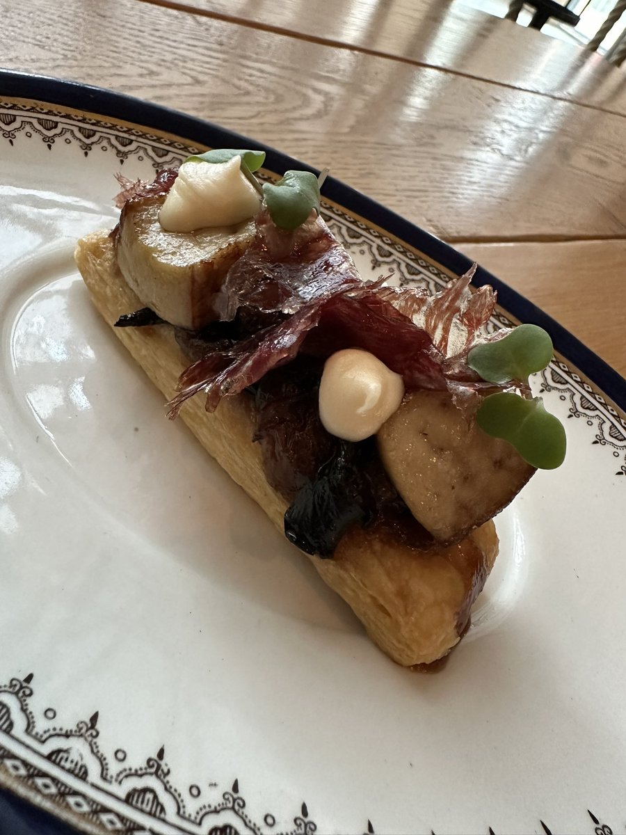 Tatín de foie y trompeta con cecina de Wagyu y compota de queso y miel. 
#GastroLAVA #valladolid